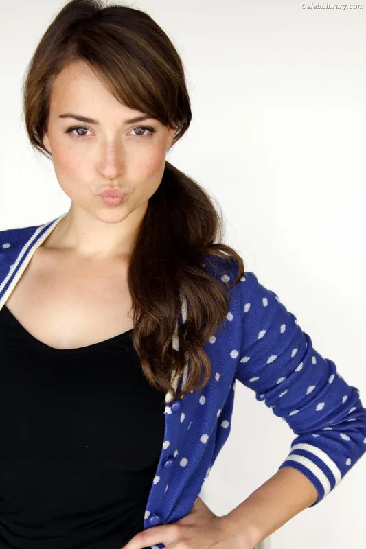 Milana Vayntrub photo 15 of 894