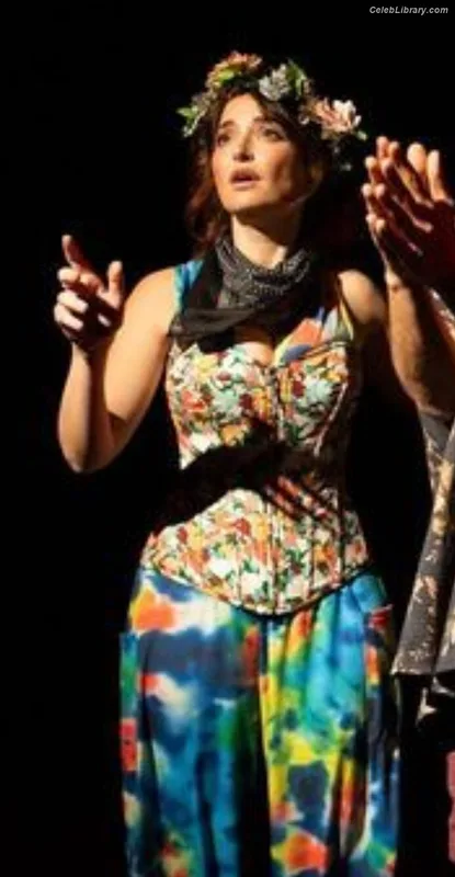 Milana Vayntrub photo 3 of 894