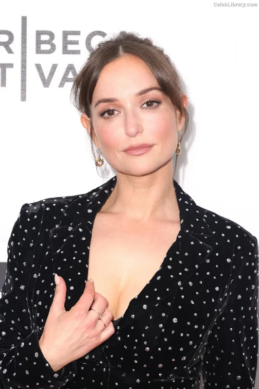 Milana Vayntrub photo 6 of 894