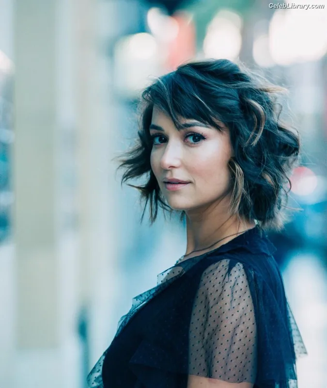 Milana Vayntrub photo 10 of 894