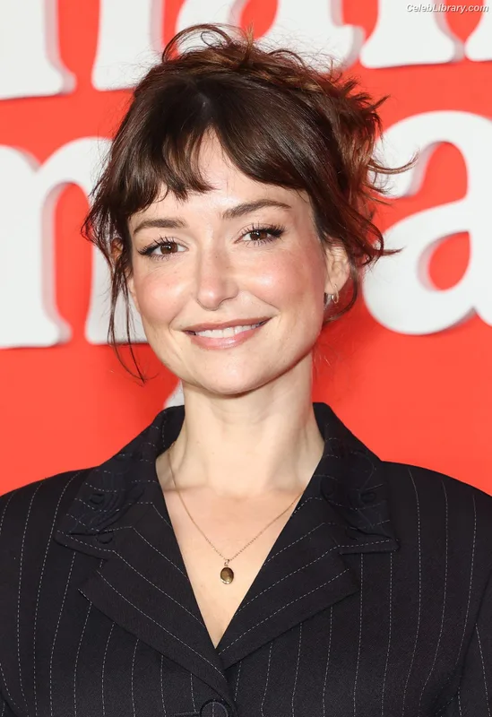 Milana Vayntrub photo 9 of 894