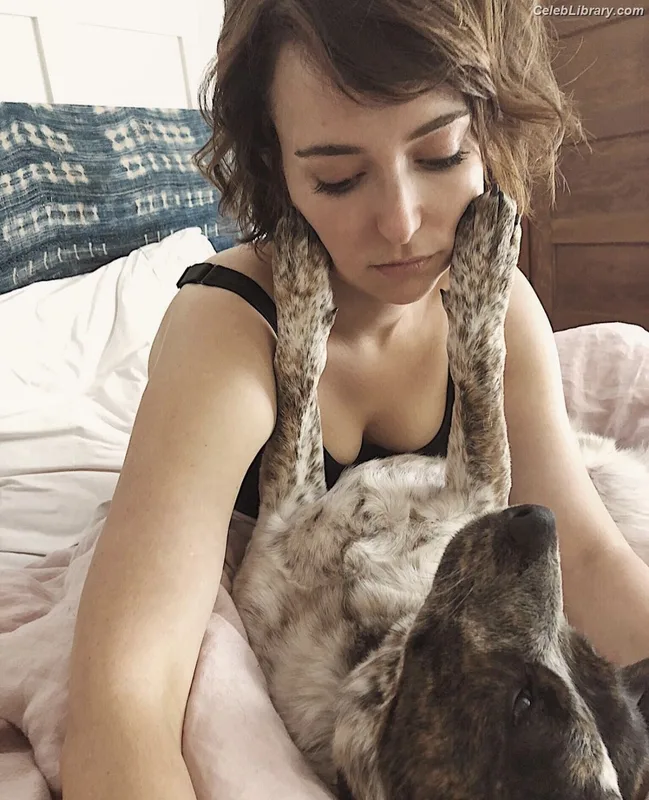 Milana Vayntrub photo 10 of 894