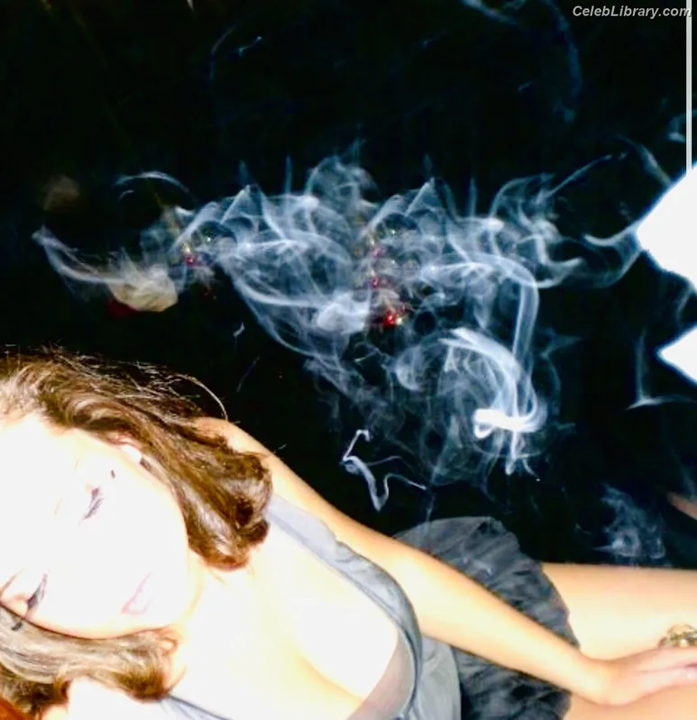 Milana Vayntrub photo 11 of 894