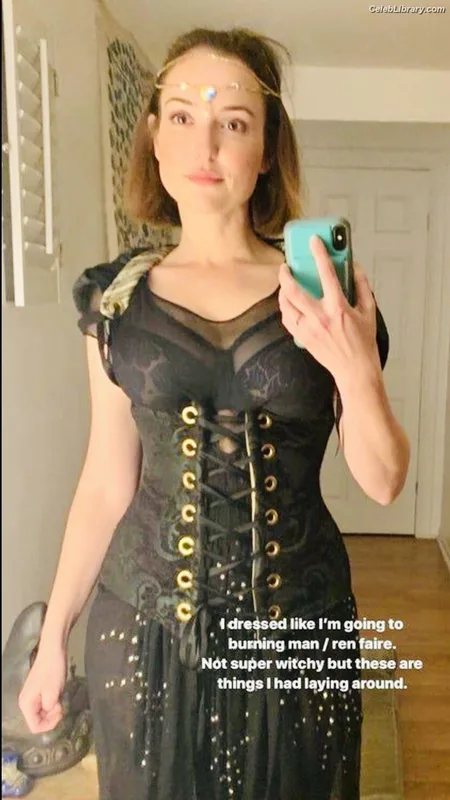 Milana Vayntrub photo 12 of 894