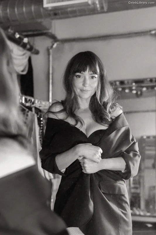 Milana Vayntrub photo 13 of 894