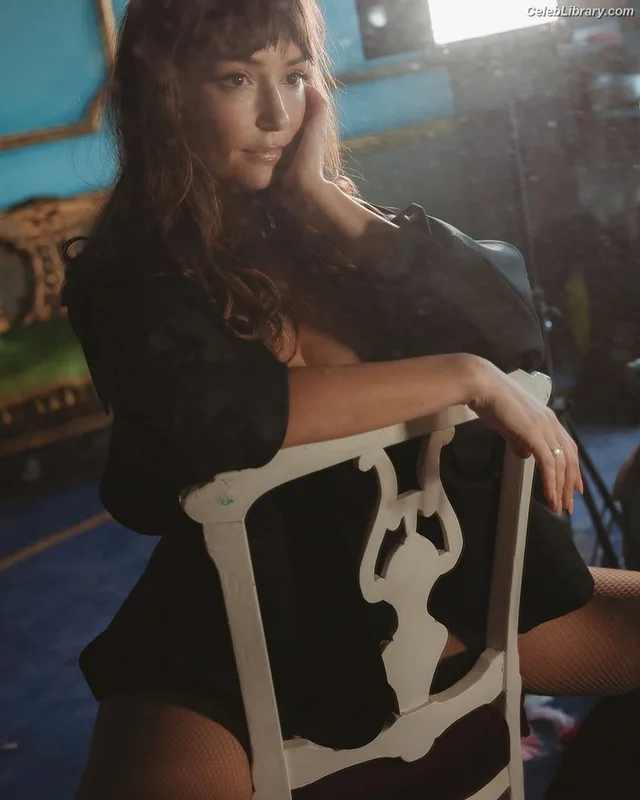 Milana Vayntrub photo 15 of 894