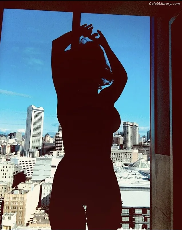 Milana Vayntrub photo 17 of 894