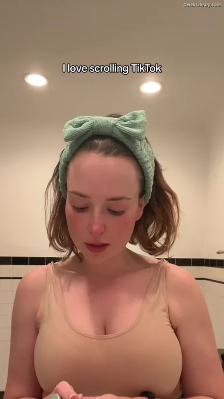 Milana Vayntrub photo 21 of 894
