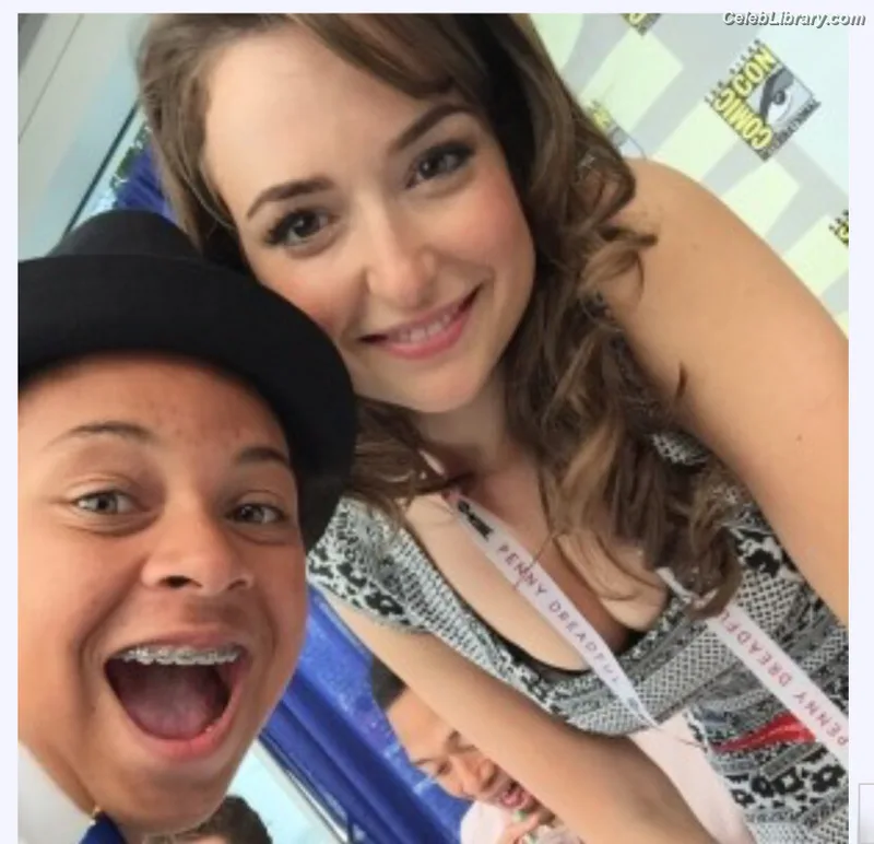 Milana Vayntrub photo 1 of 894