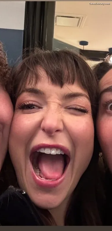 Milana Vayntrub photo 3 of 894
