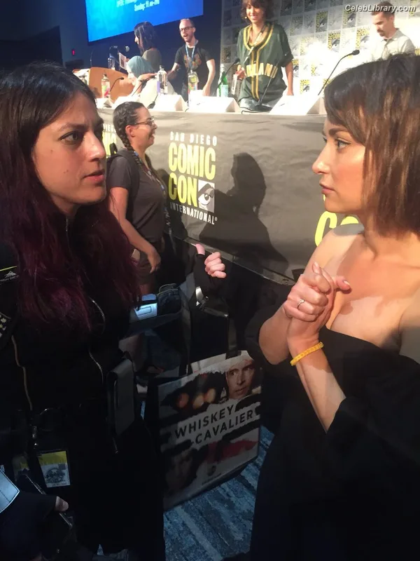 Milana Vayntrub photo 8 of 894