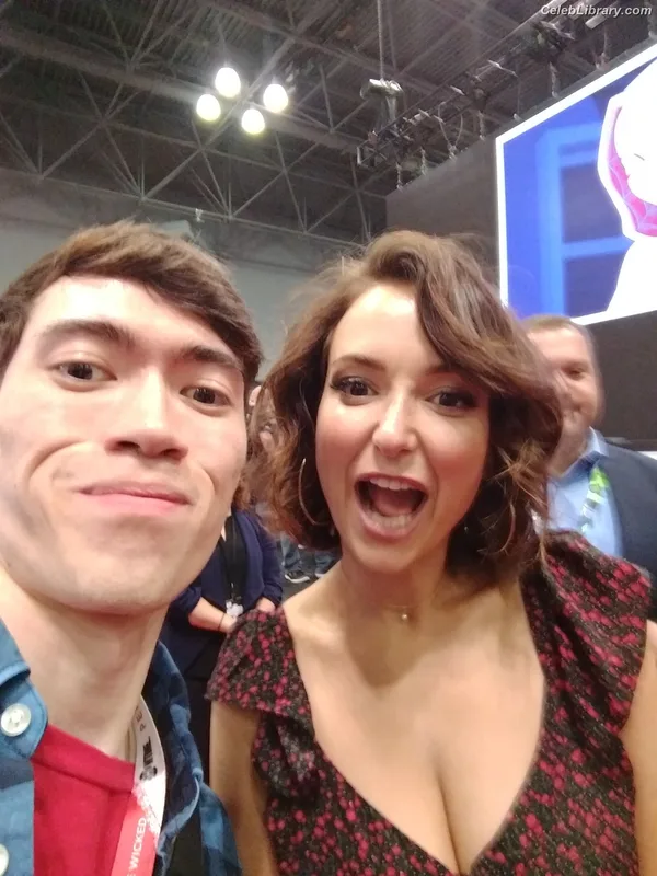 Milana Vayntrub photo 13 of 894