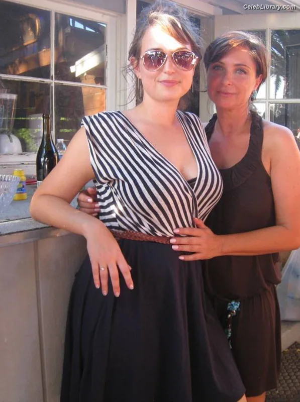 Milana Vayntrub photo 22 of 894