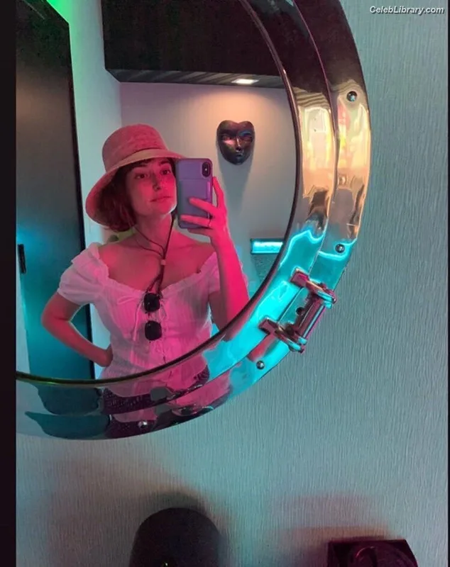 Milana Vayntrub photo 2 of 894