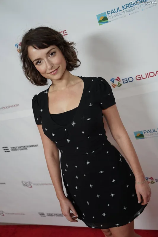 Milana Vayntrub photo 3 of 894