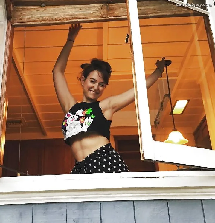 Milana Vayntrub photo 8 of 894