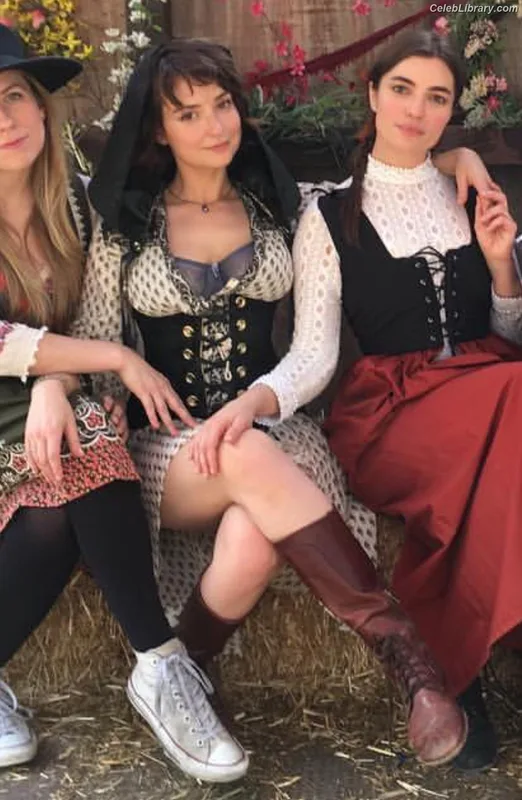 Milana Vayntrub photo 9 of 894