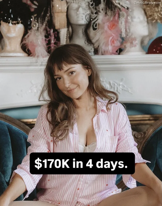 Milana Vayntrub photo 5 of 894