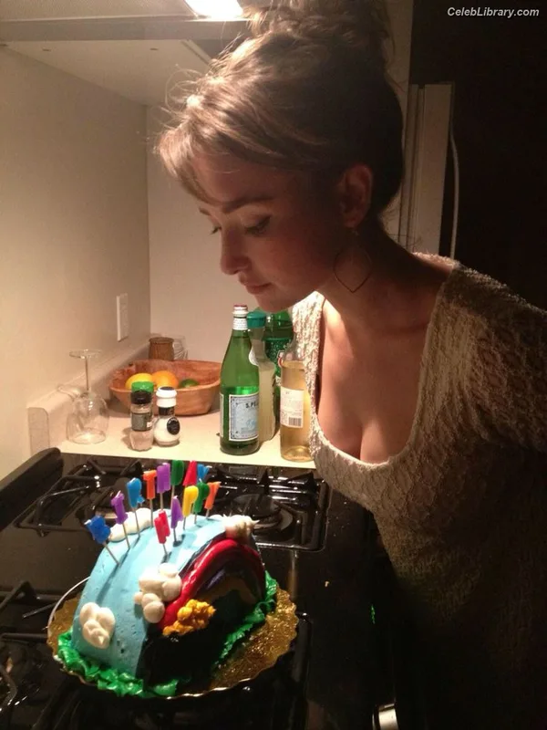 Milana Vayntrub photo 9 of 894