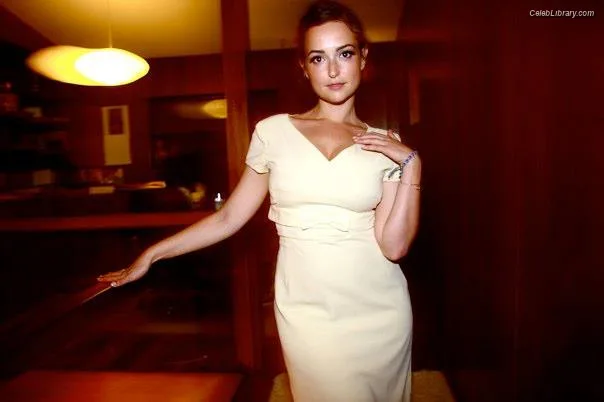 Milana Vayntrub photo 14 of 894