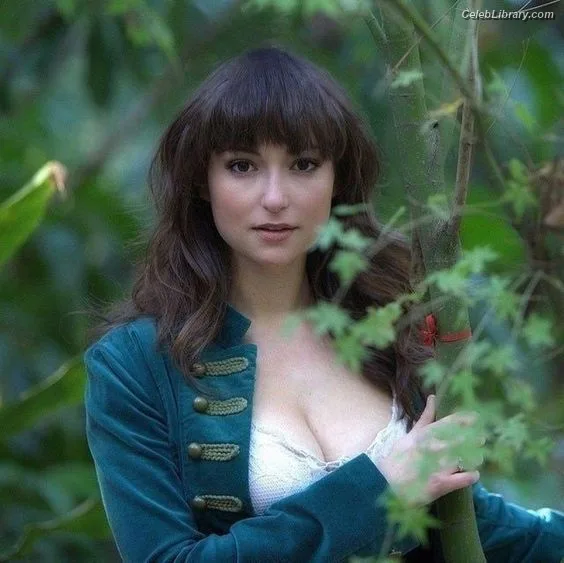 Milana Vayntrub photo 24 of 894
