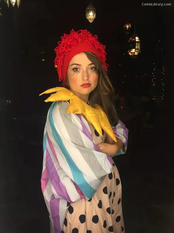 Milana Vayntrub photo 2 of 894