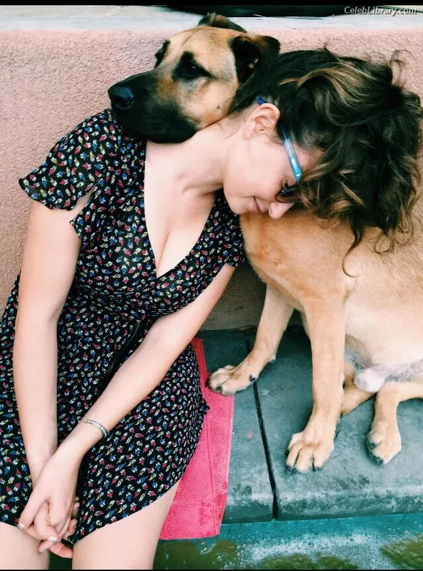 Milana Vayntrub photo 3 of 894