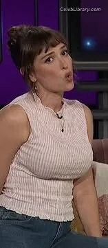 Milana Vayntrub photo 15 of 894
