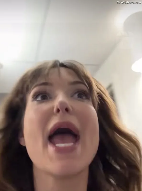 Milana Vayntrub photo 22 of 894