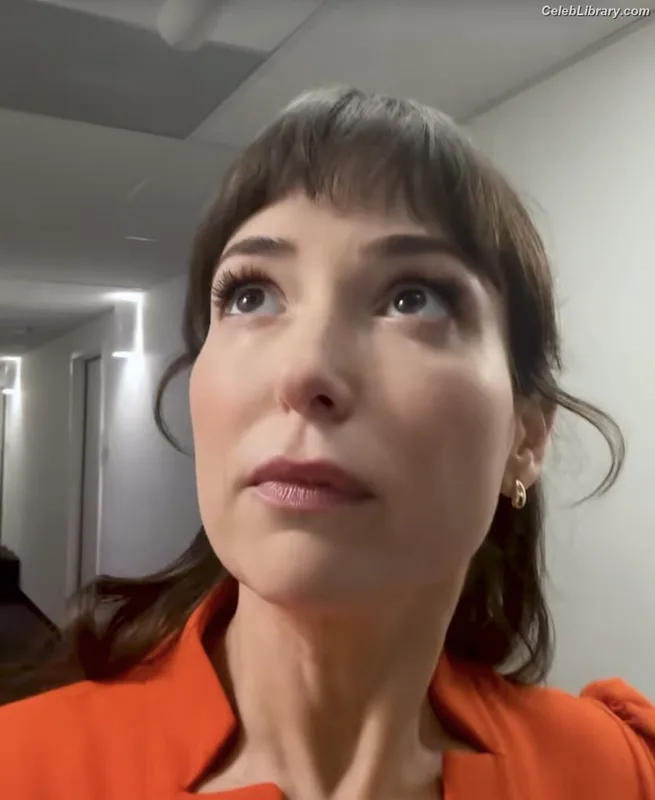 Milana Vayntrub photo 23 of 894