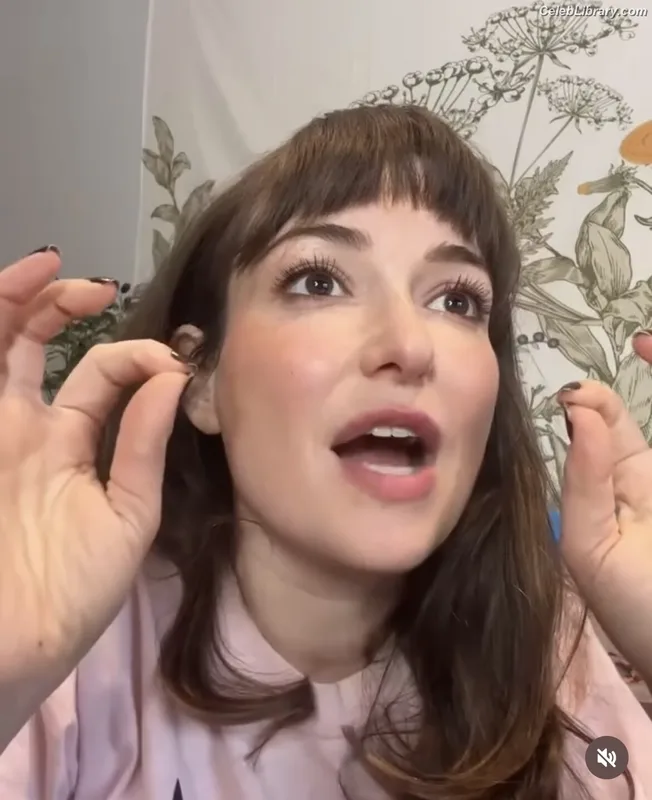 Milana Vayntrub photo 1 of 894
