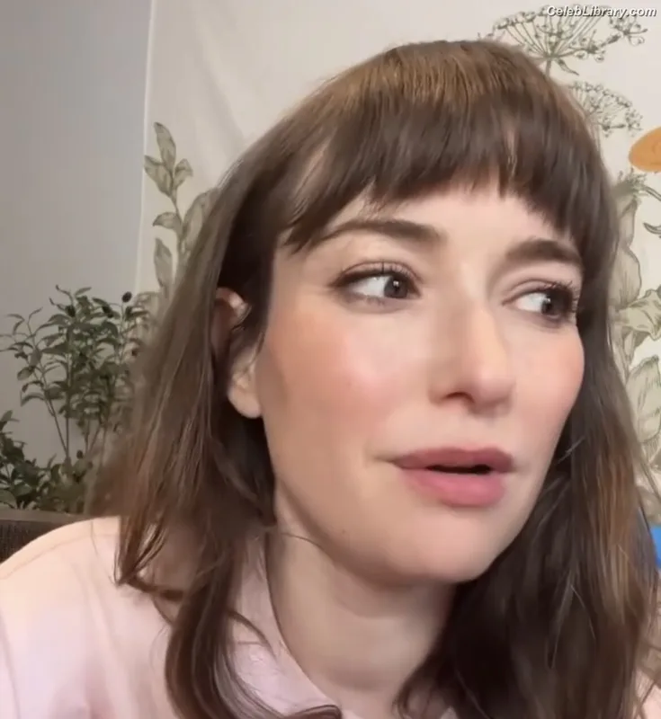 Milana Vayntrub photo 2 of 894