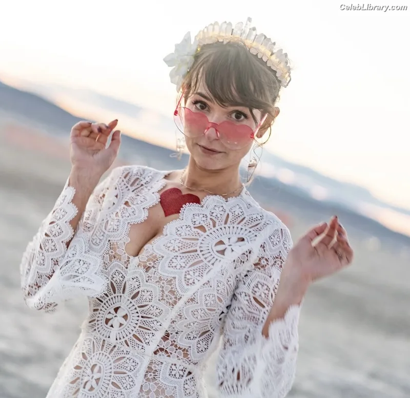 Milana Vayntrub photo 6 of 894