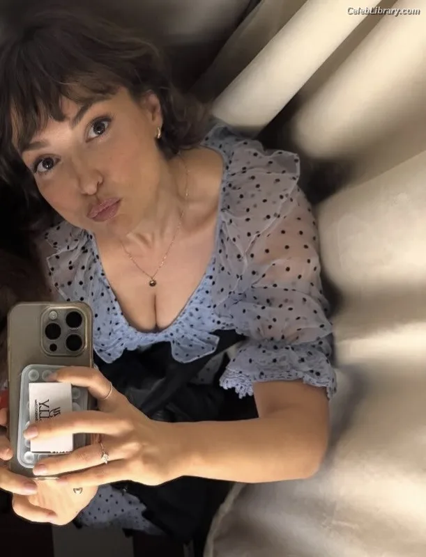 Milana Vayntrub photo 9 of 894