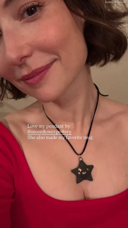 Milana Vayntrub photo 14 of 894