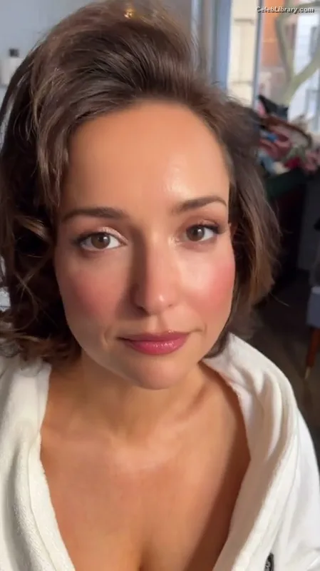Milana Vayntrub photo 8 of 894