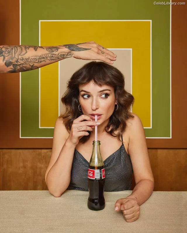 Milana Vayntrub photo 12 of 894