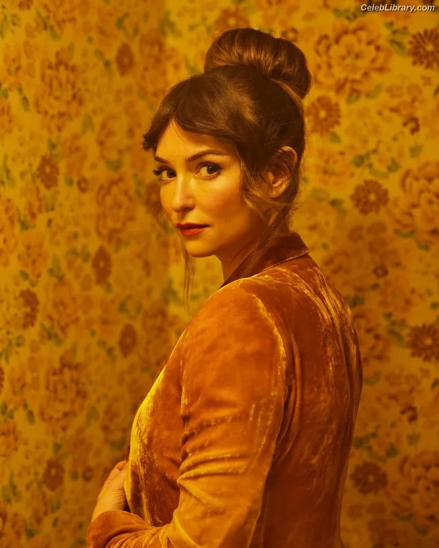 Milana Vayntrub photo 13 of 894