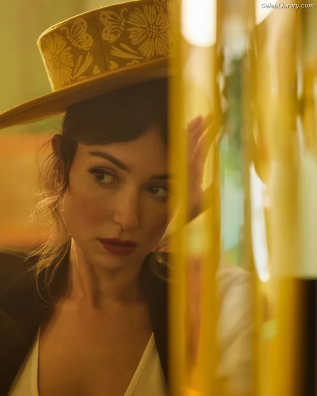 Milana Vayntrub photo 15 of 894