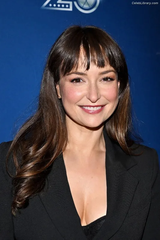 Milana Vayntrub photo 8 of 894