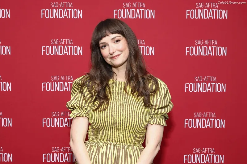 Milana Vayntrub photo 10 of 894