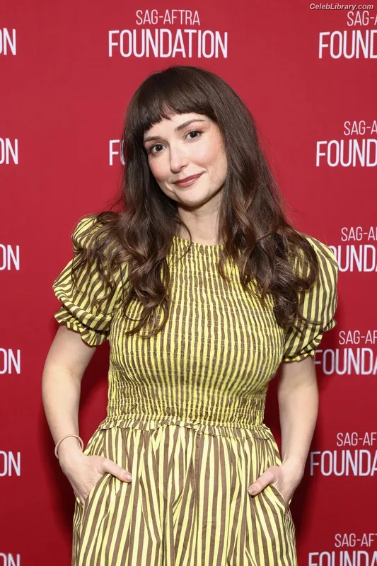 Milana Vayntrub photo 13 of 894