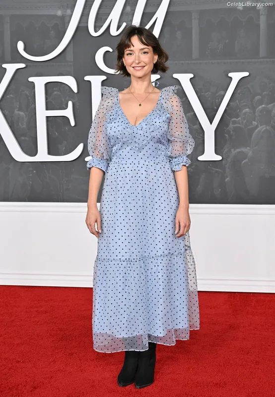 Milana Vayntrub photo 8 of 894