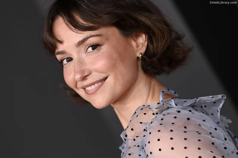 Milana Vayntrub photo 11 of 894