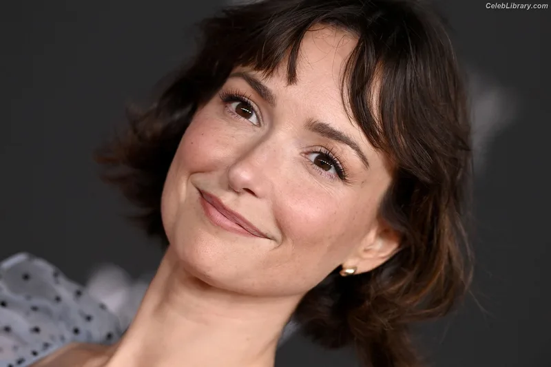 Milana Vayntrub photo 14 of 894