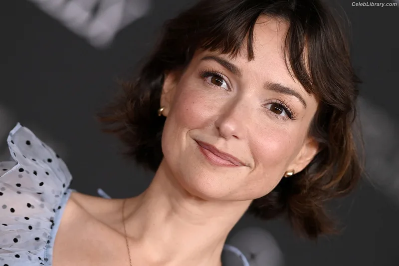 Milana Vayntrub photo 15 of 894