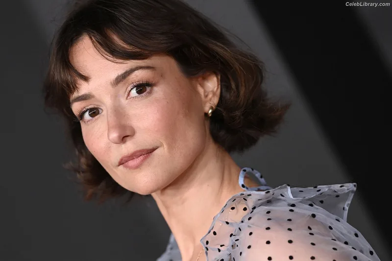 Milana Vayntrub photo 16 of 894