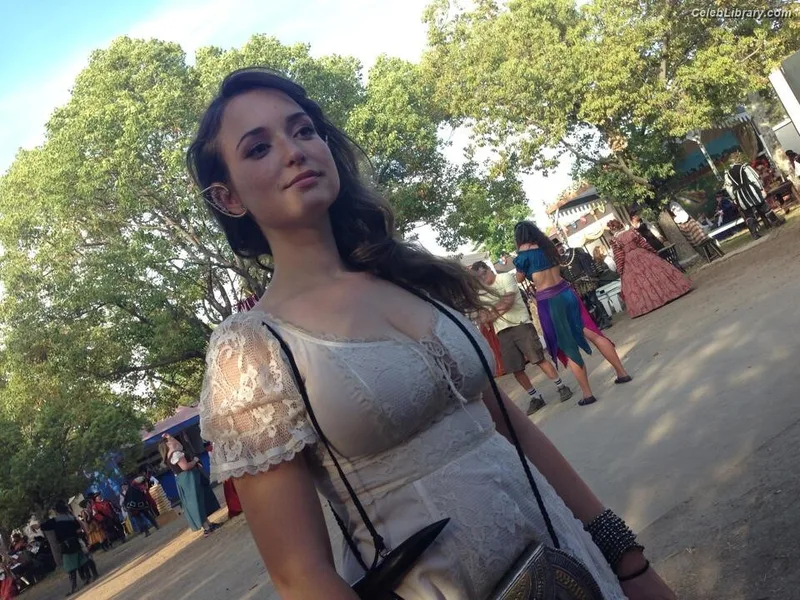 Milana Vayntrub photo 17 of 894