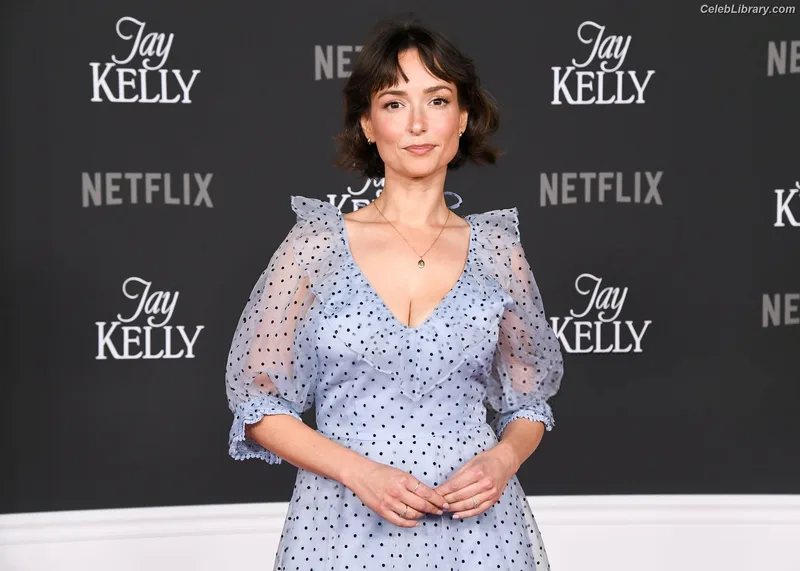 Milana Vayntrub photo 19 of 894