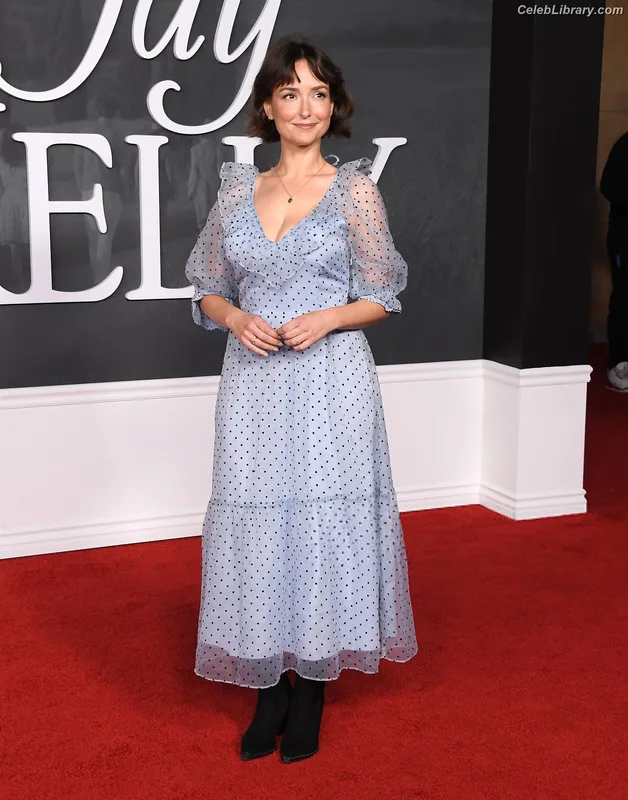 Milana Vayntrub photo 23 of 894